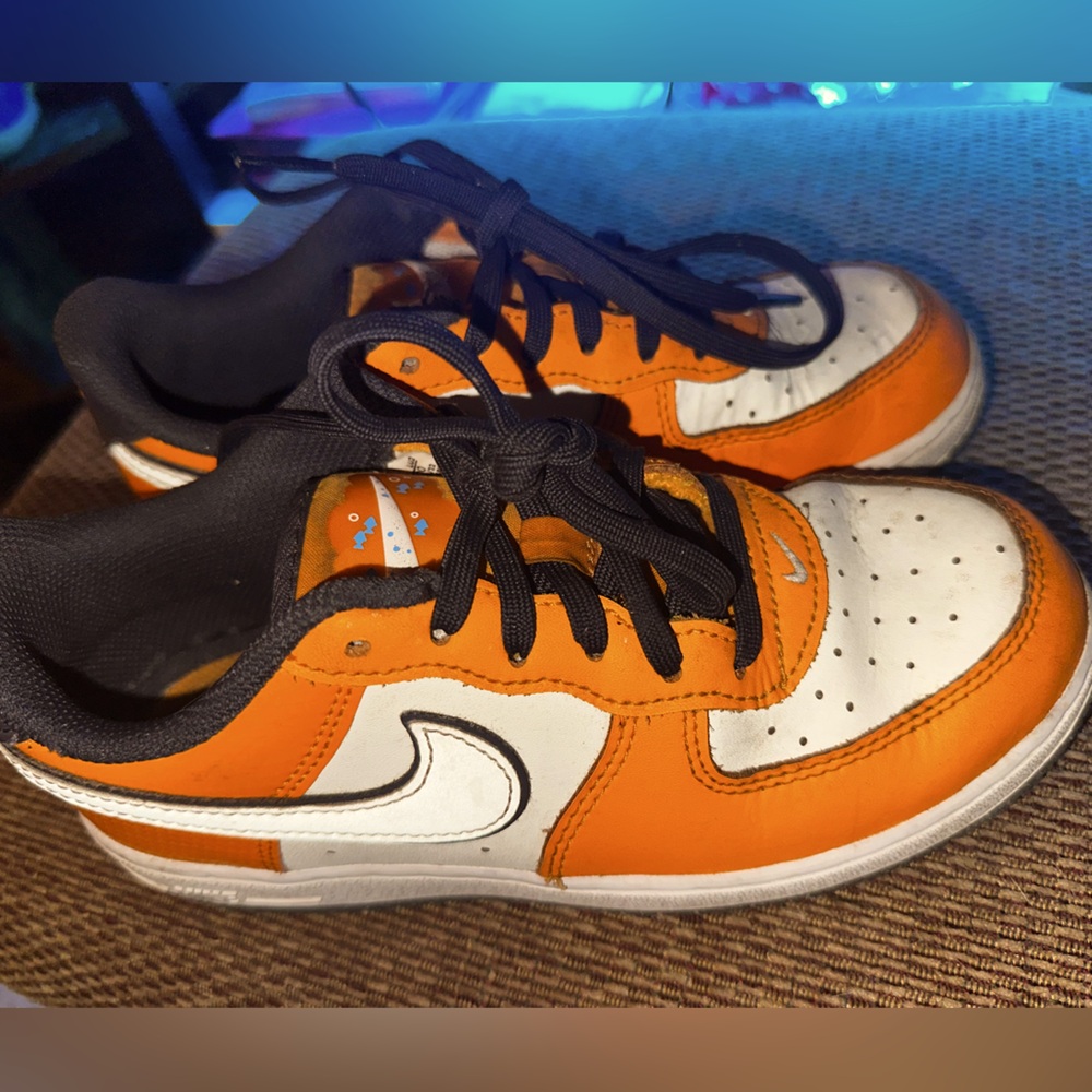 Preowned youth size 2 orange, white, and blue finding Nemo air forces